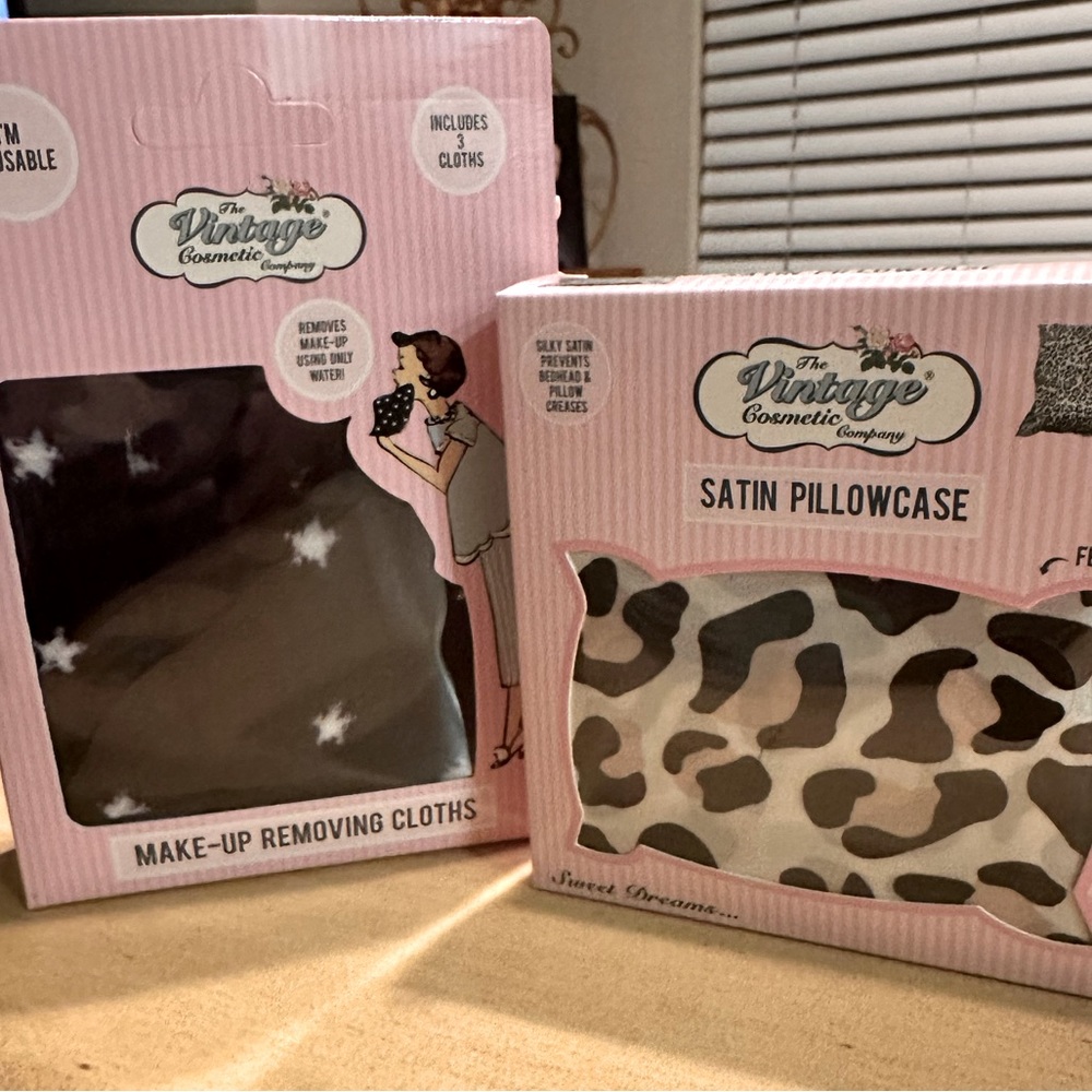 🎁New‎ Satin Pillowcase & Makeup Removal Cloths🎁